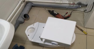 Установка напольного унитаза в Минеральных Водах: монтаж под ключ от СантехДомМнр от 5125 рублей.