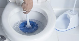 Устранение засоров в унитазе в Минеральных Водах - Профессиональная помощь от СантехДомМнр от 513 руб.
